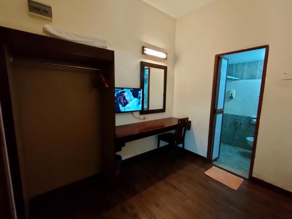 Cozzy Motel Malacca Bagian luar foto