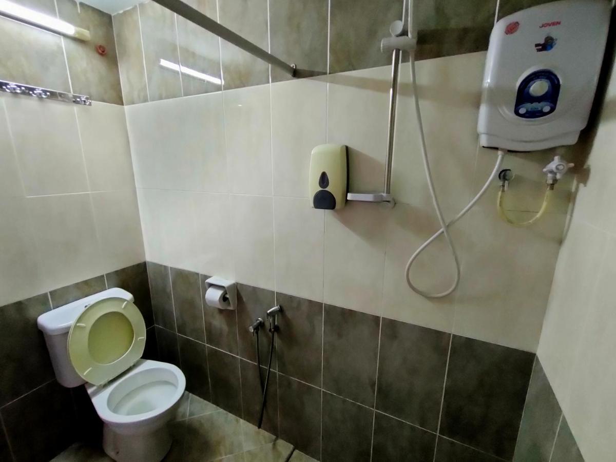 Cozzy Motel Malacca Bagian luar foto