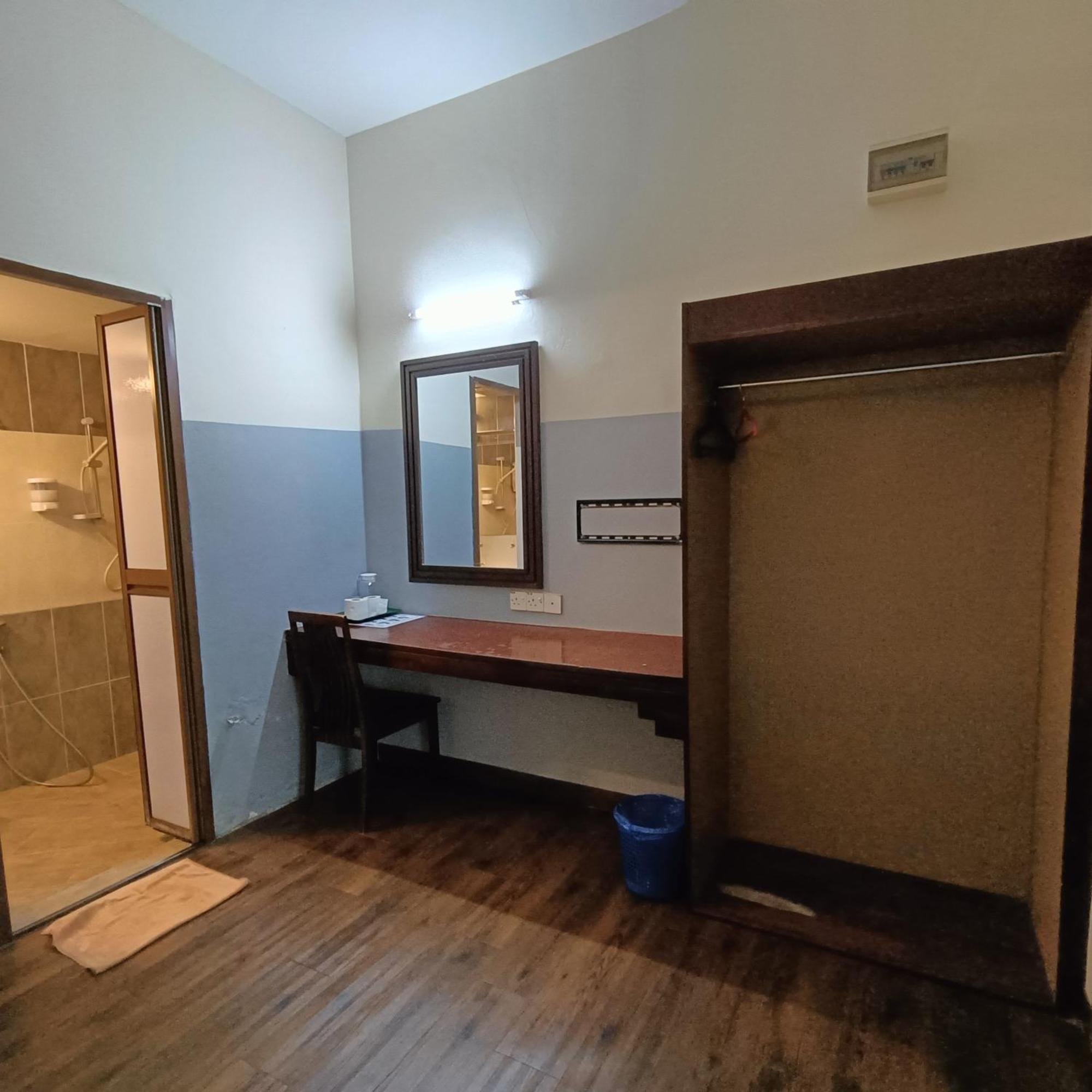 Cozzy Motel Malacca Bagian luar foto